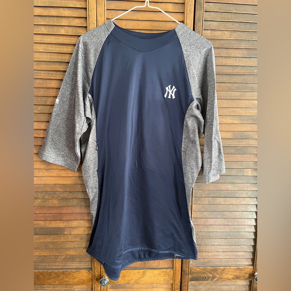Yankees MLB Navy Jersey with hidden torso pocket. Size Medium. Soft spandex